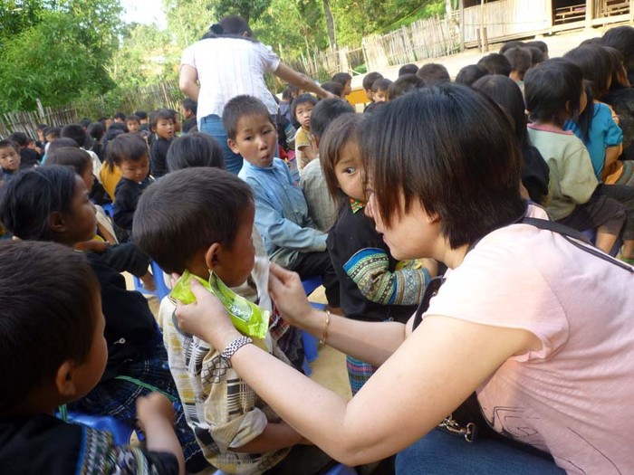 Những sự quan tâm, chia sẻ của những nhà hảo tâm khiến các em học sinh thấy ấm ám và được khích lệ